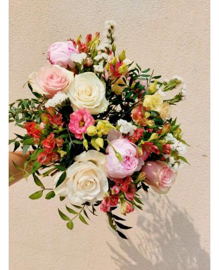 Bouquet de fleuriste rond pastel