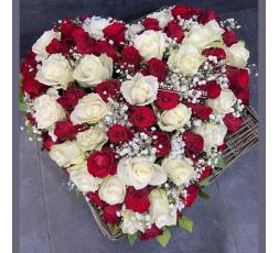 coeur de roses rouges et blanches avec gypsophile