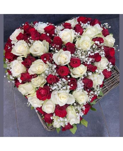 coeur de roses rouges et blanches avec gypsophile