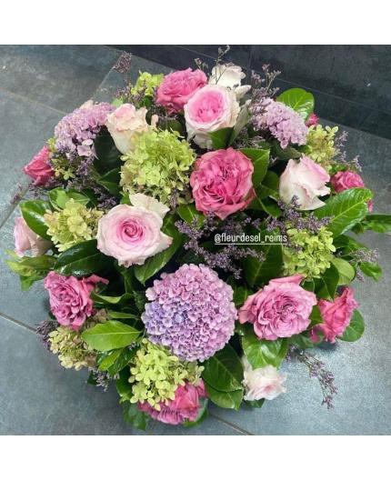 Coussin roses et hortensias