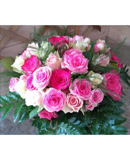 BOUQUET ROND DE ROSES ROSES OU COLOREES