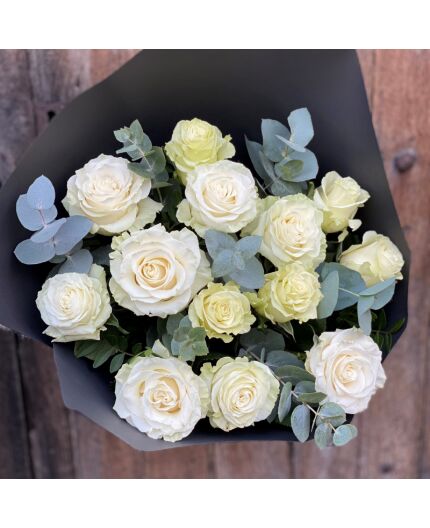 Roses blanches longues tiges avec feuillages et brins de blé